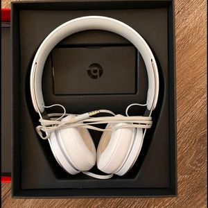 White beat headphones